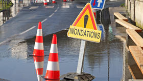 Photo d'une rue inondée avec un panneau indiquant "Inondations"