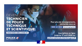 Photo montrant un technicien de police technique et scientifique en tenue de travail, portant un masque blanc de chirurgien